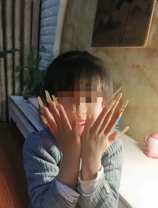 女子做美甲咬牙硬扛被疼哭